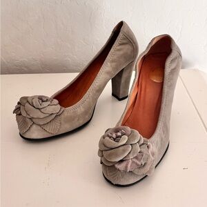 Ras Spain Gray Suede Rosette Embellished Pumps, Size 37